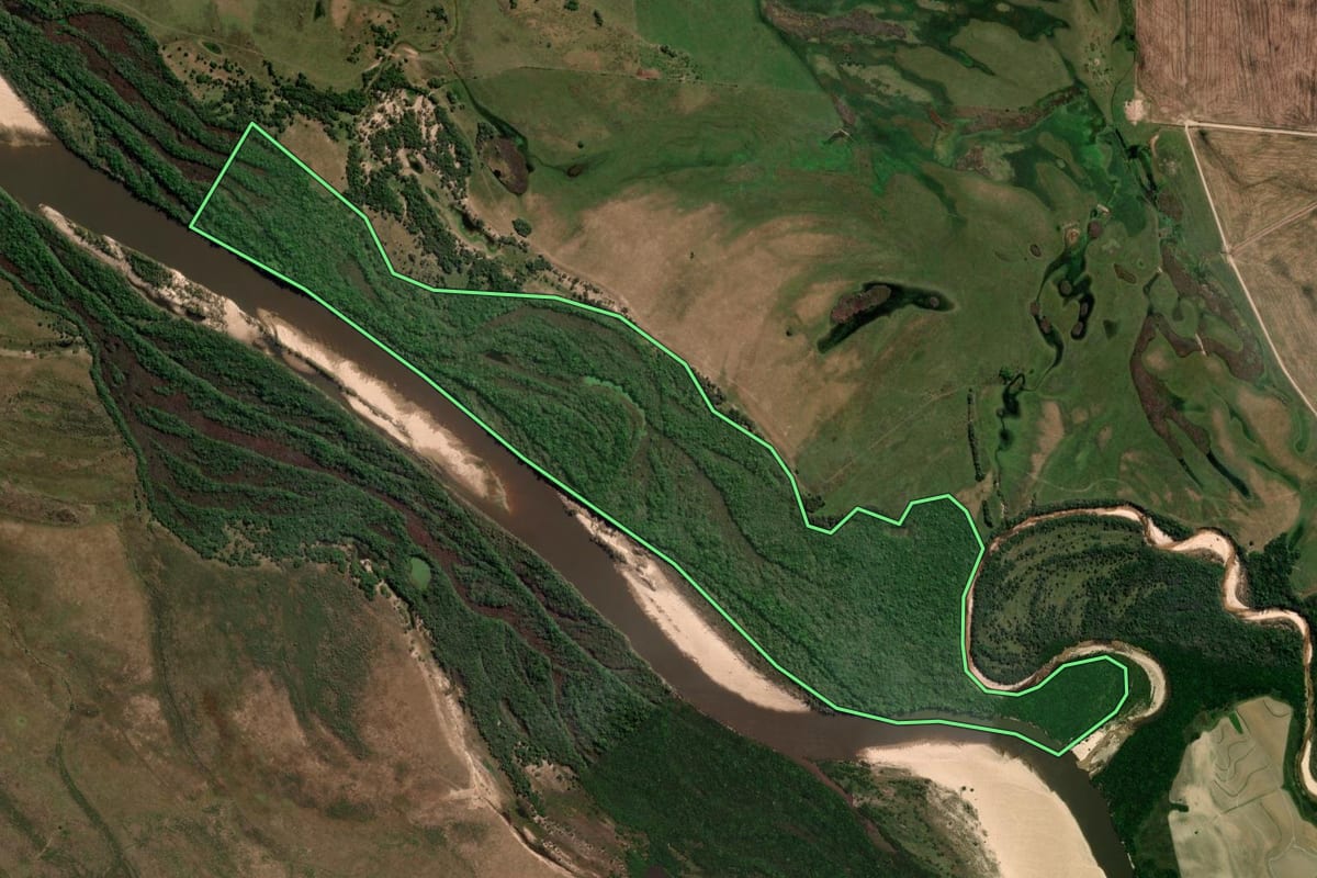 Imagem de satélite do imóvel rural em Rosário do Sul (RS), com o contorno declarado no CAR desenhado por cima.