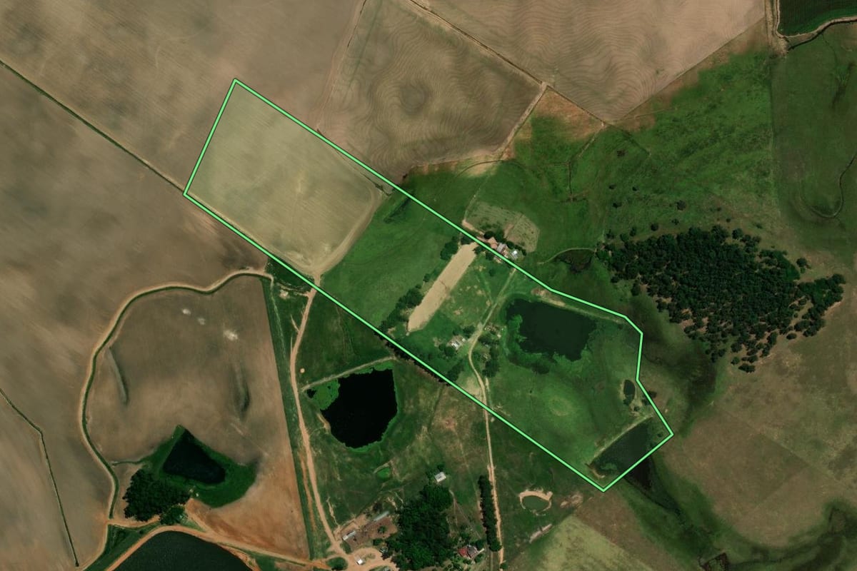 Imagem de satélite do imóvel rural em Rosário do Sul (RS), com o contorno declarado no CAR desenhado por cima.