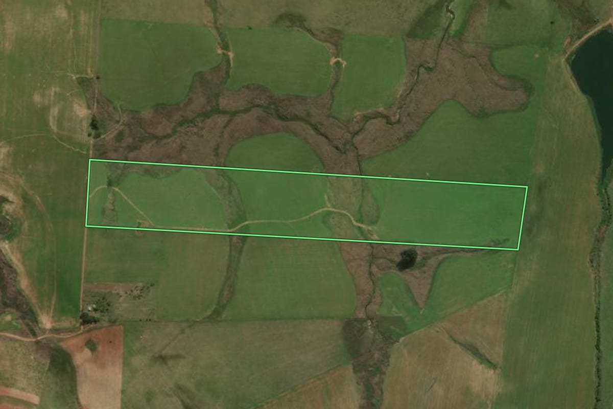 Imagem de satélite do imóvel rural em Rosário do Sul (RS), com o contorno declarado no CAR desenhado por cima.