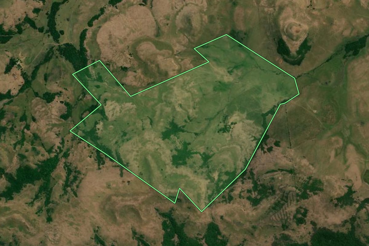 Imagem de satélite do imóvel rural em Rosário do Sul (RS), com o contorno declarado no CAR desenhado por cima.