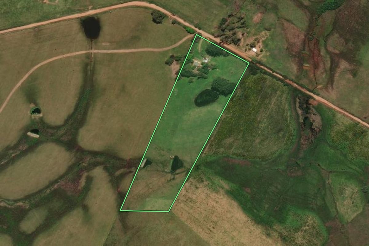Imagem de satélite do imóvel rural em Rosário do Sul (RS), com o contorno declarado no CAR desenhado por cima.