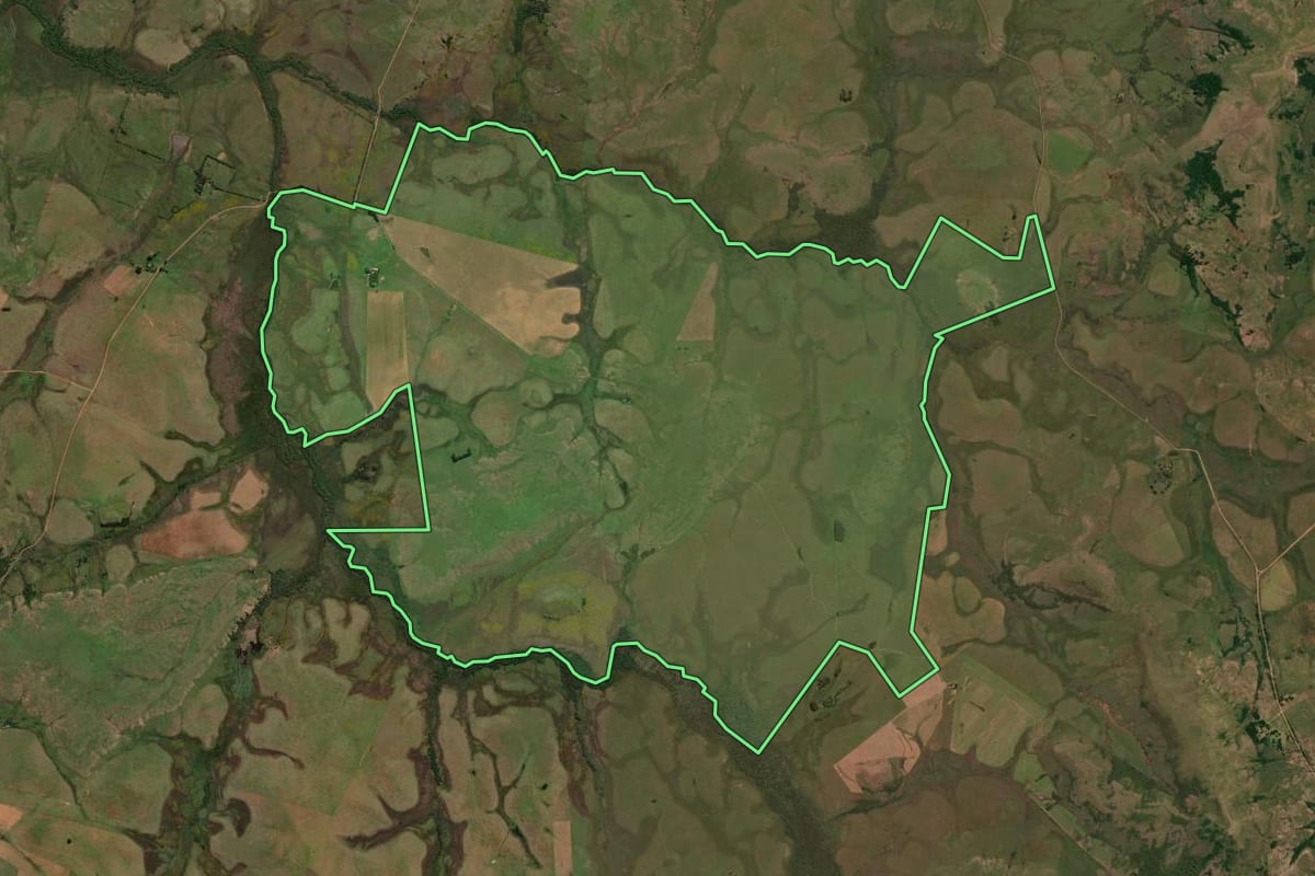 Imagem de satélite do imóvel rural em Rosário do Sul (RS), com o contorno declarado no CAR desenhado por cima.