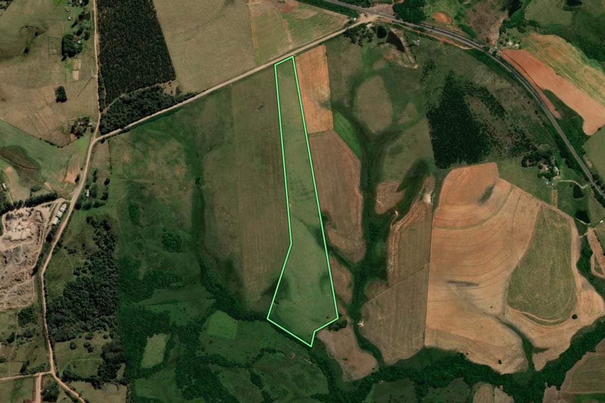 Imagem de satélite do imóvel rural em Rosário do Sul (RS), com o contorno declarado no CAR desenhado por cima.
