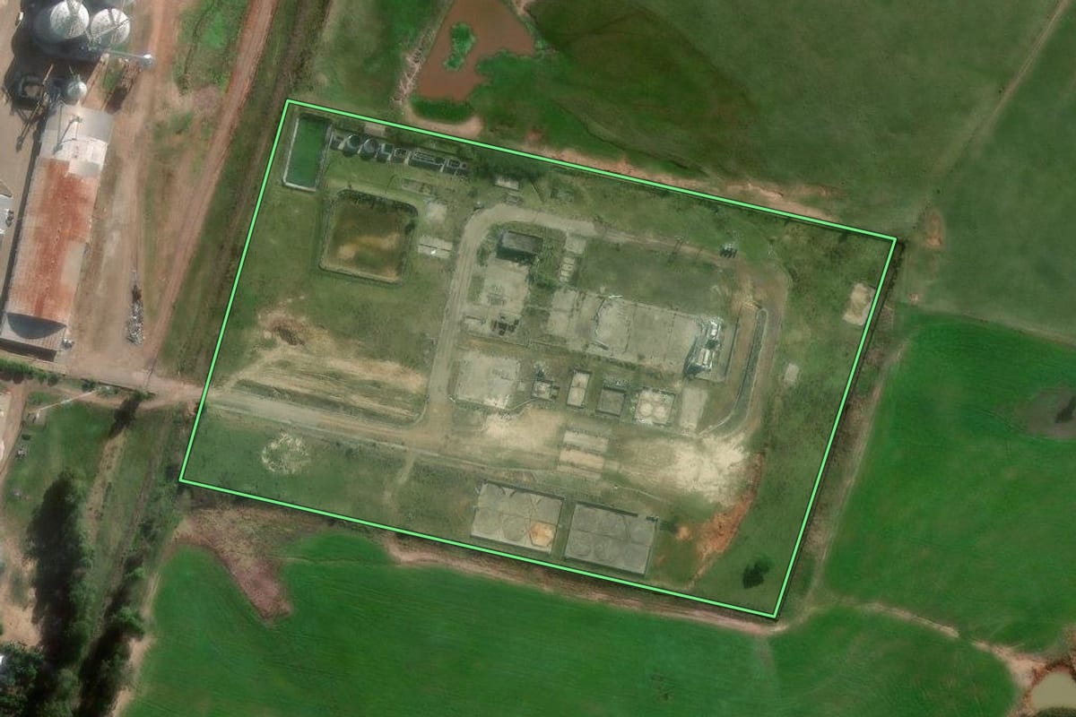 Imagem de satélite do imóvel rural em Rosário do Sul (RS), com o contorno declarado no CAR desenhado por cima.