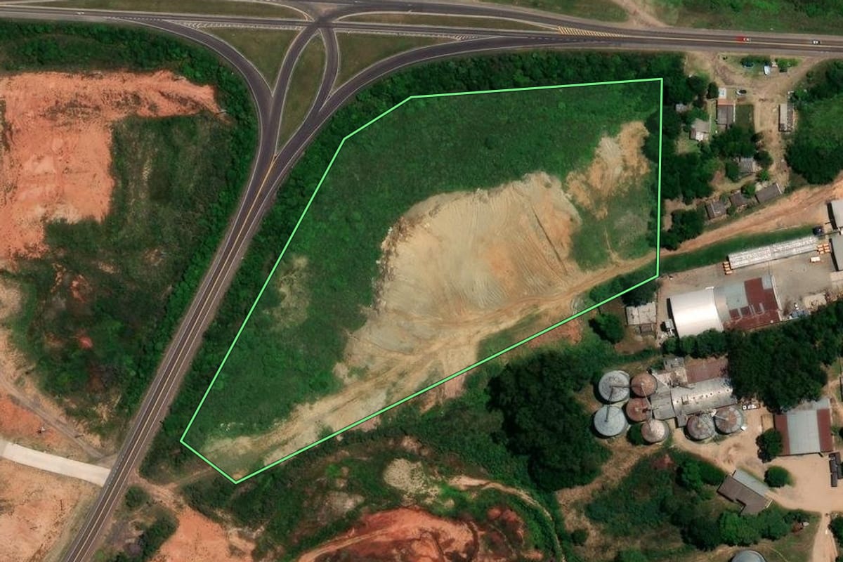Imagem de satélite do imóvel rural em Rosário do Sul (RS), com o contorno declarado no CAR desenhado por cima.