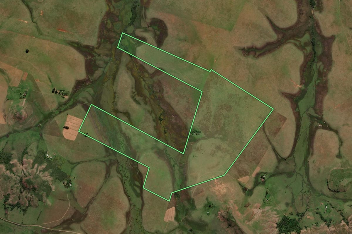 Imagem de satélite do imóvel rural em Rosário do Sul (RS), com o contorno declarado no CAR desenhado por cima.