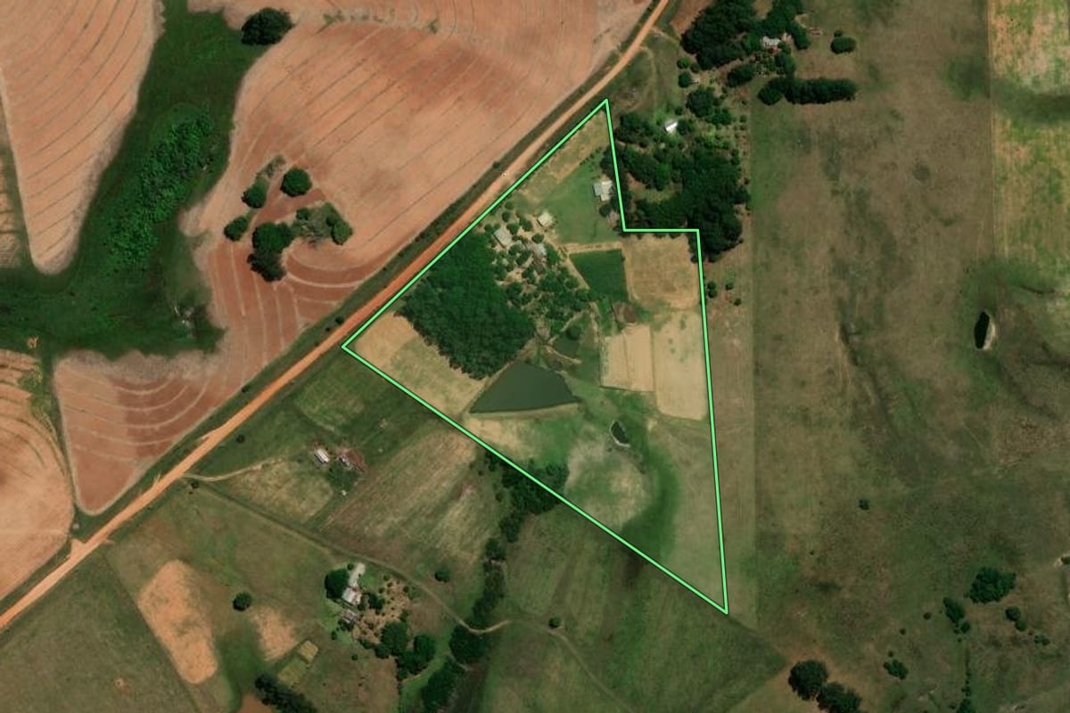 Imagem de satélite do imóvel rural em Rosário do Sul (RS), com o contorno declarado no CAR desenhado por cima.