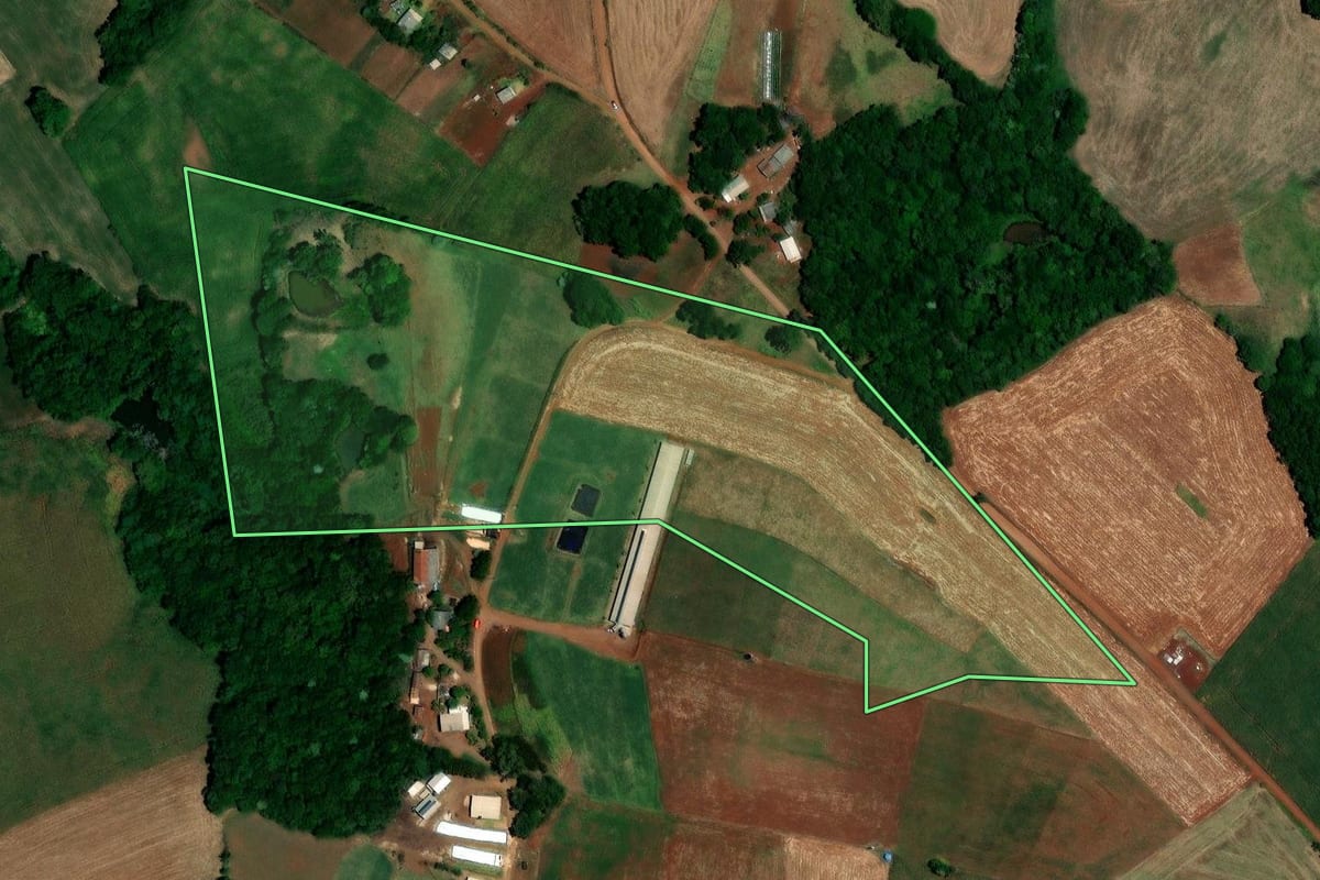Imagem de satélite do imóvel rural em Sagrada Família (RS), com o contorno declarado no CAR desenhado por cima.