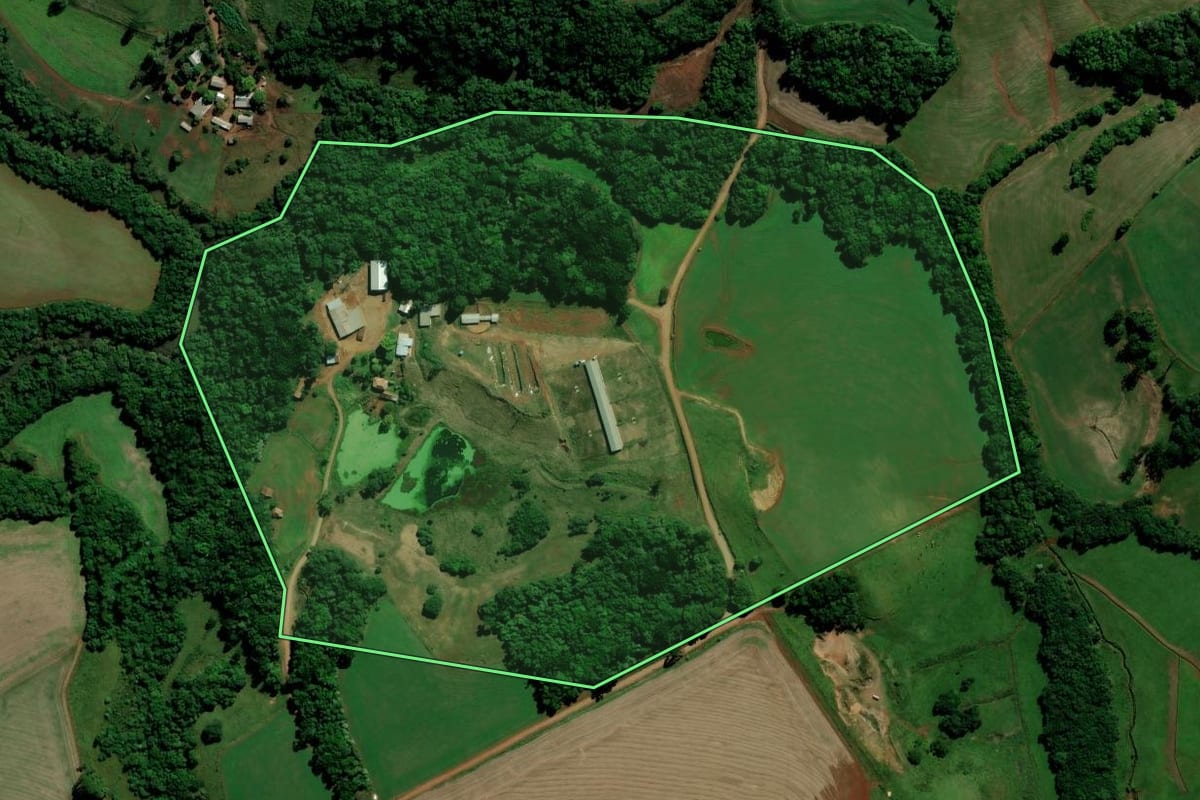 Imagem de satélite do imóvel rural em Saldanha Marinho (RS), com o contorno declarado no CAR desenhado por cima.