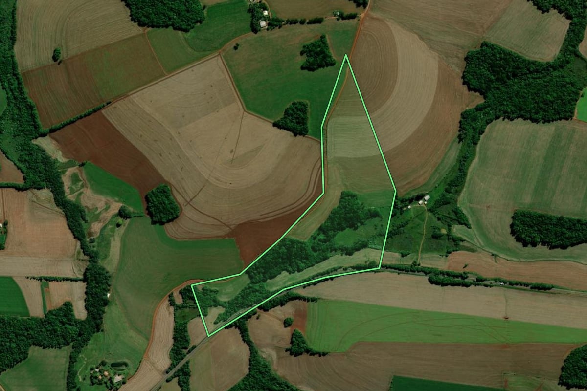 Imagem de satélite do imóvel rural em Saldanha Marinho (RS), com o contorno declarado no CAR desenhado por cima.