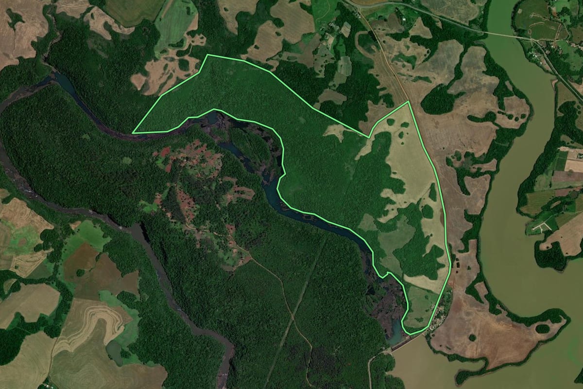 Imagem de satélite do imóvel rural em Salto do Jacuí (RS), com o contorno declarado no CAR desenhado por cima.