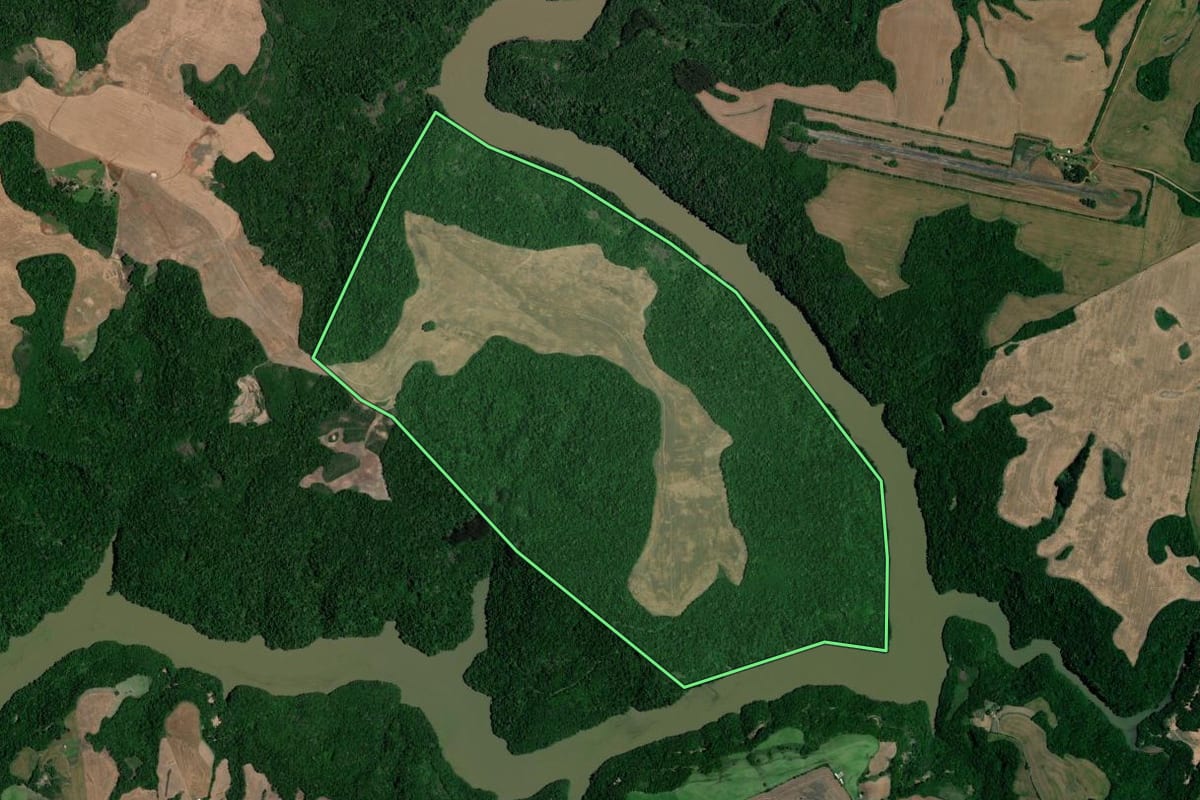 Imagem de satélite do imóvel rural em Salto do Jacuí (RS), com o contorno declarado no CAR desenhado por cima.