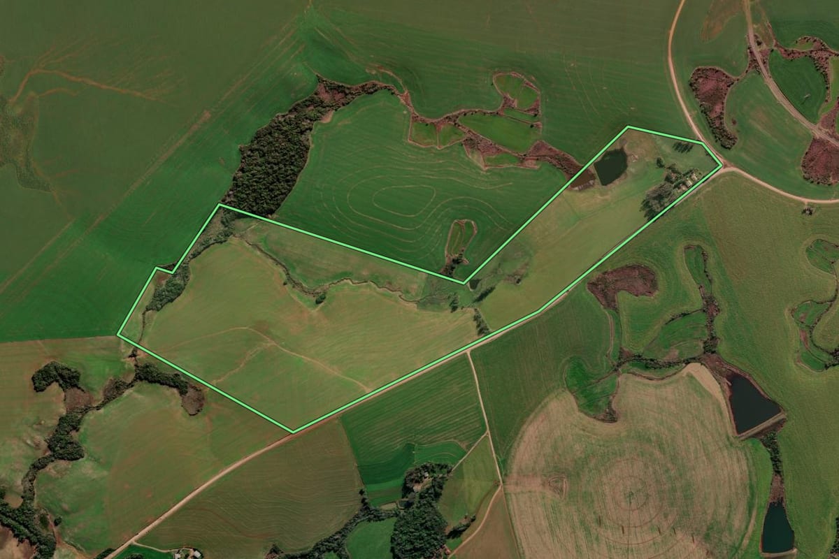Imagem de satélite do imóvel rural em Salto do Jacuí (RS), com o contorno declarado no CAR desenhado por cima.