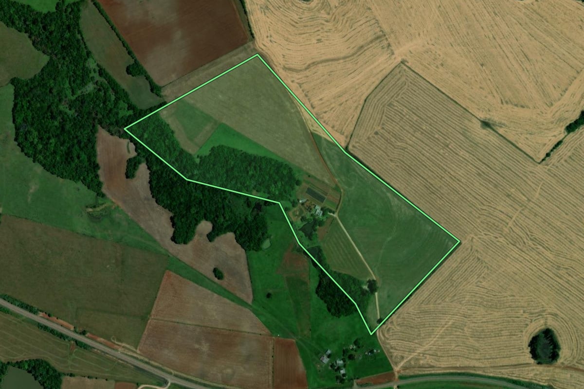 Imagem de satélite do imóvel rural em Salto do Jacuí (RS), com o contorno declarado no CAR desenhado por cima.
