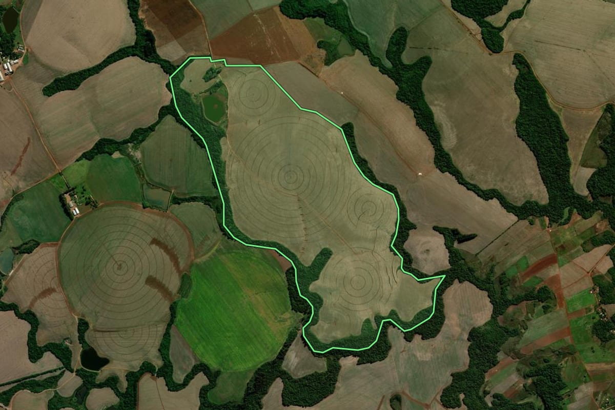 Imagem de satélite do imóvel rural em Salto do Jacuí (RS), com o contorno declarado no CAR desenhado por cima.
