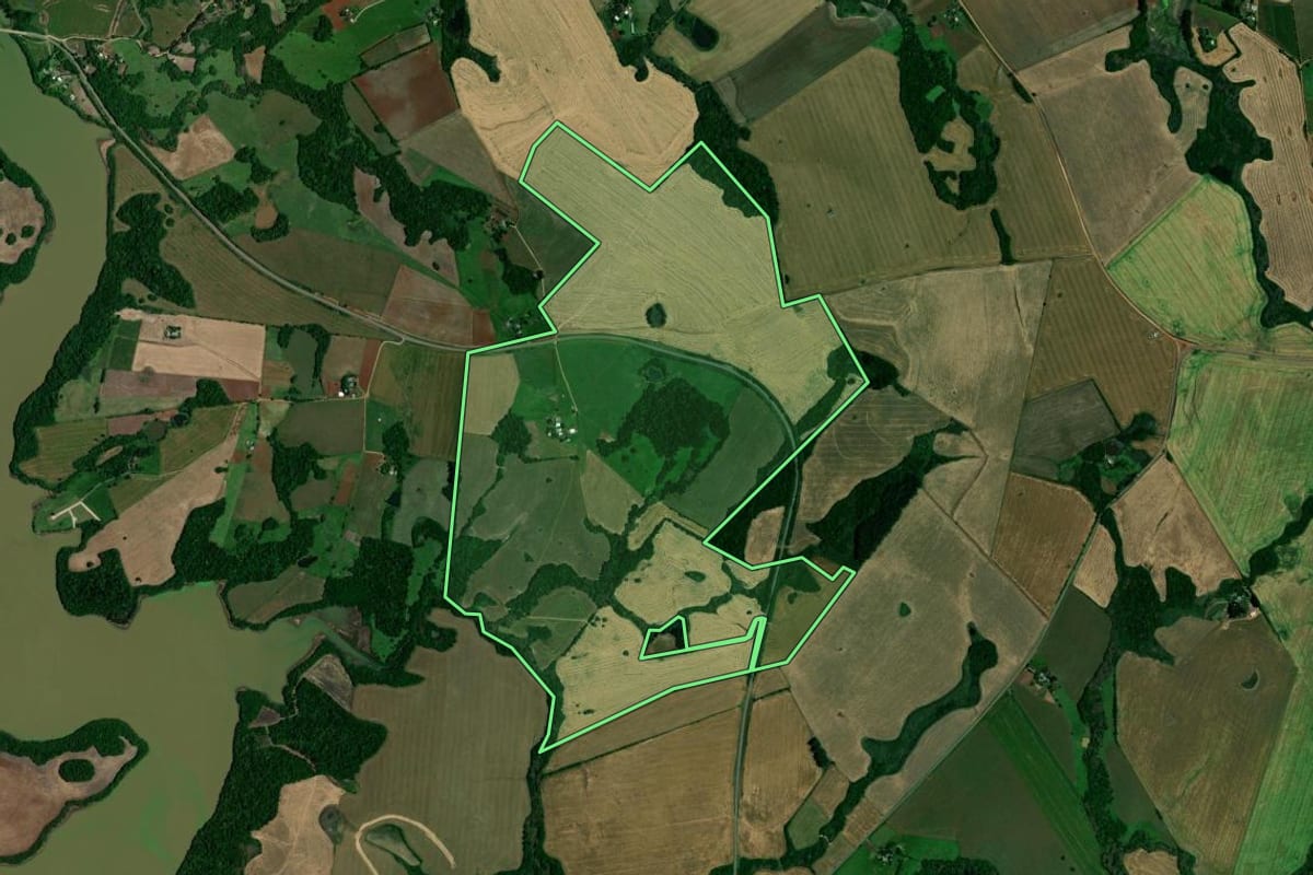 Imagem de satélite do imóvel rural em Salto do Jacuí (RS), com o contorno declarado no CAR desenhado por cima.