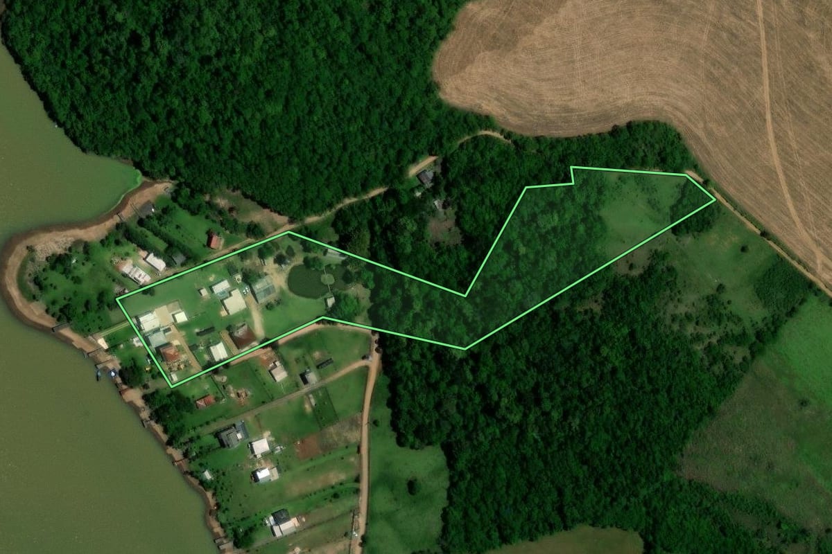 Imagem de satélite do imóvel rural em Salto do Jacuí (RS), com o contorno declarado no CAR desenhado por cima.