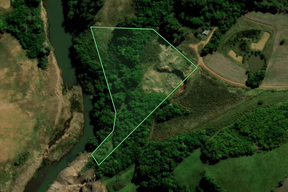Imagem de satélite do imóvel rural em Salto do Jacuí (RS), com o contorno declarado no CAR desenhado por cima.
