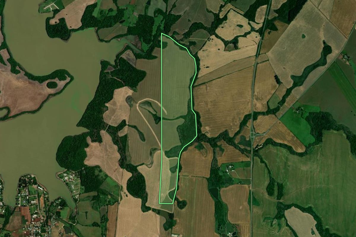 Imagem de satélite do imóvel rural em Salto do Jacuí (RS), com o contorno declarado no CAR desenhado por cima.