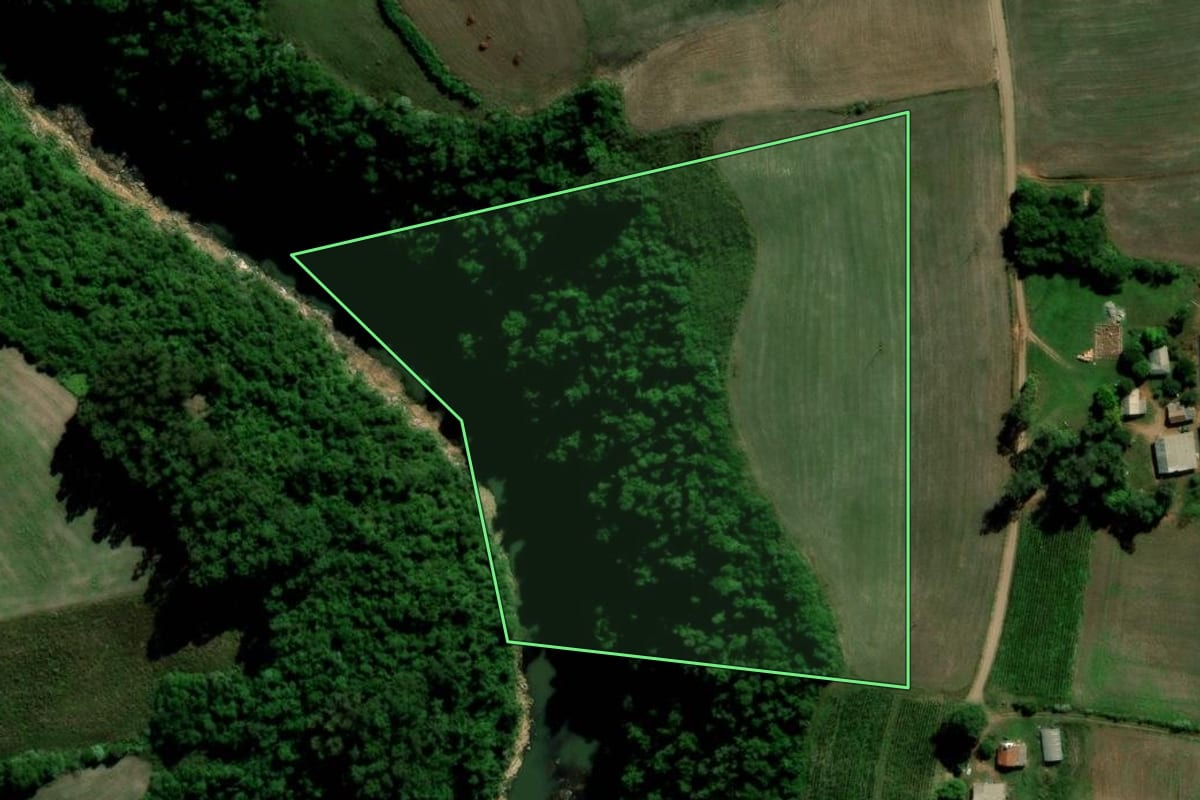 Imagem de satélite do imóvel rural em Salto do Jacuí (RS), com o contorno declarado no CAR desenhado por cima.