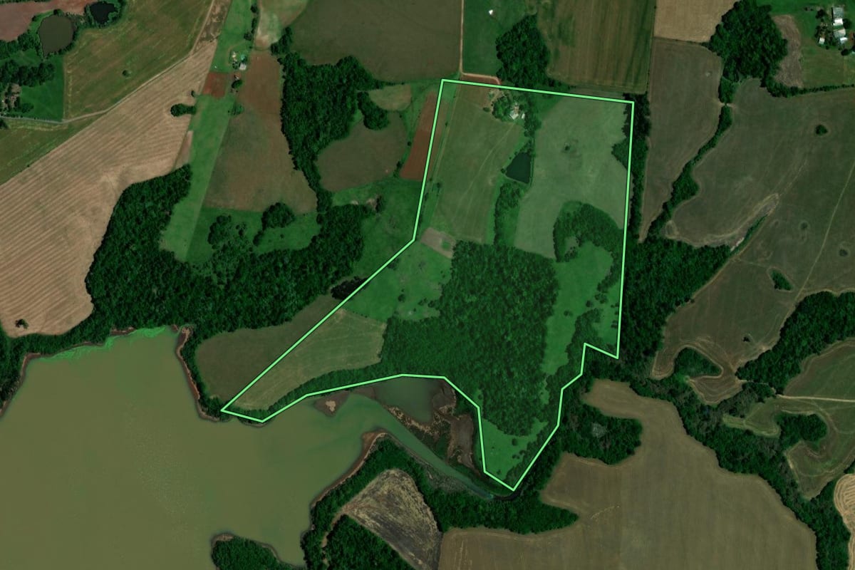 Imagem de satélite do imóvel rural em Salto do Jacuí (RS), com o contorno declarado no CAR desenhado por cima.