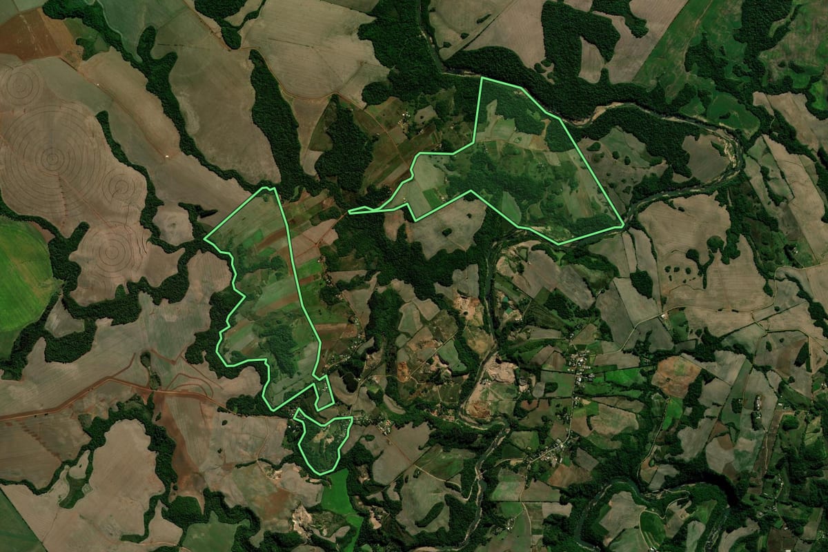 Imagem de satélite do imóvel rural em Salto do Jacuí (RS), com o contorno declarado no CAR desenhado por cima.