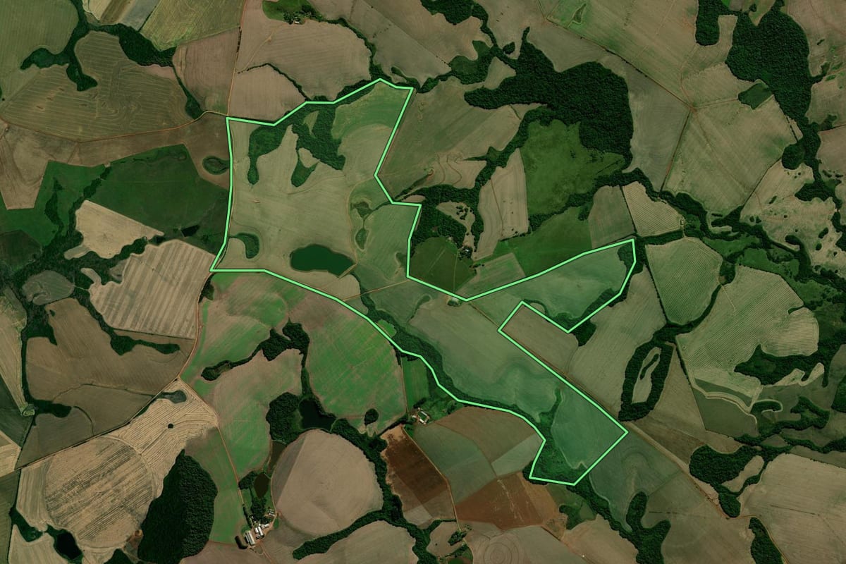 Imagem de satélite do imóvel rural em Salto do Jacuí (RS), com o contorno declarado no CAR desenhado por cima.