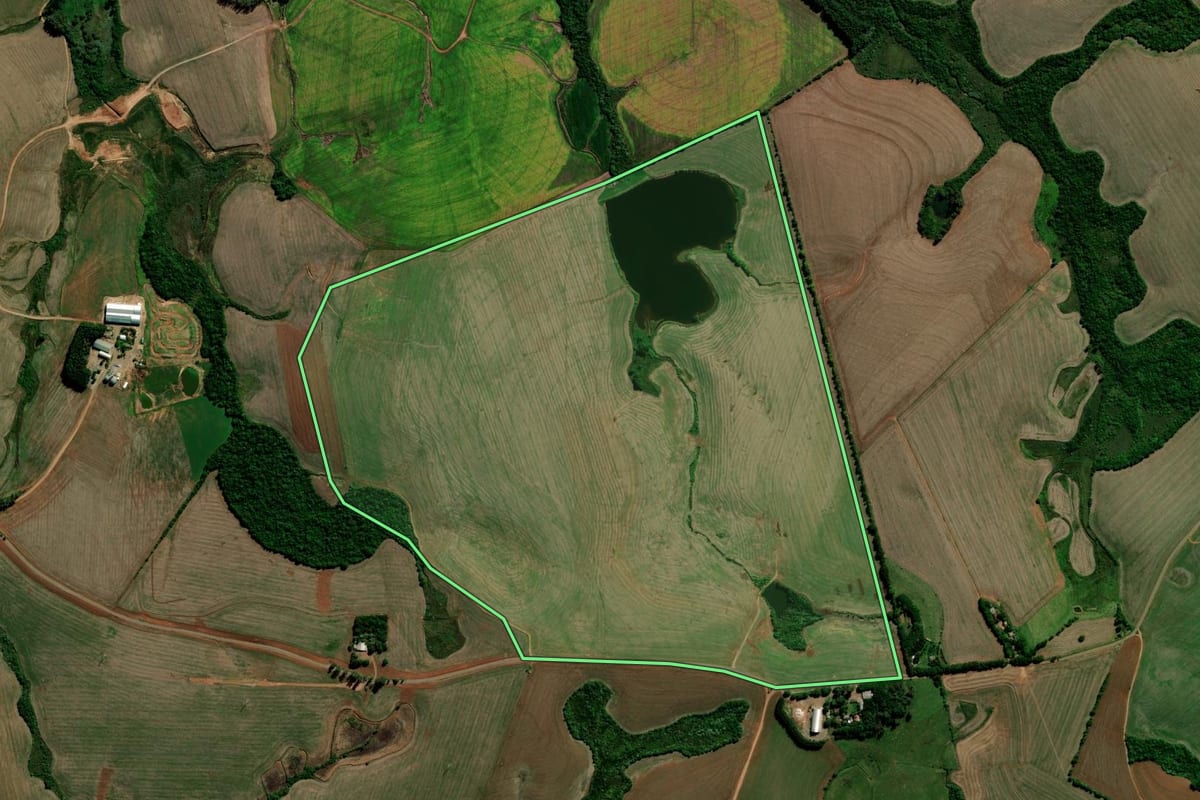 Imagem de satélite do imóvel rural em Salto do Jacuí (RS), com o contorno declarado no CAR desenhado por cima.
