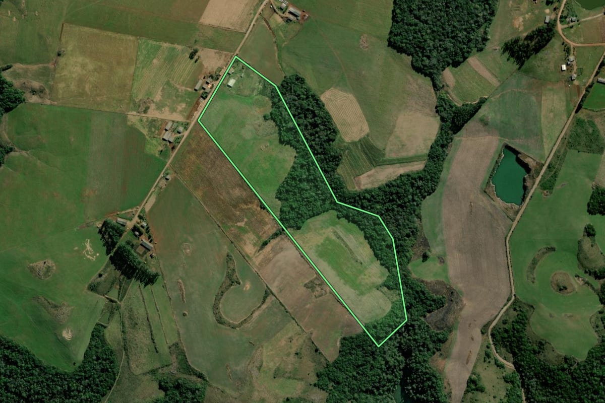 Imagem de satélite do imóvel rural em Salto do Jacuí (RS), com o contorno declarado no CAR desenhado por cima.