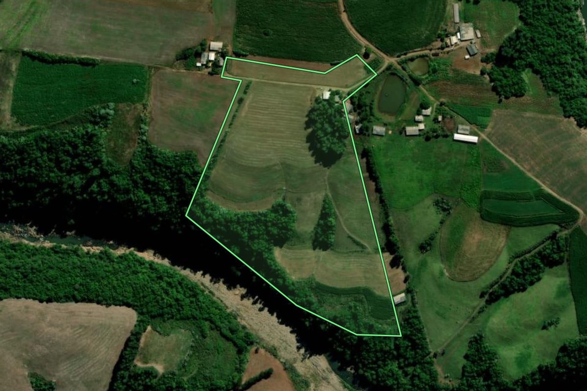 Imagem de satélite do imóvel rural em Salto do Jacuí (RS), com o contorno declarado no CAR desenhado por cima.