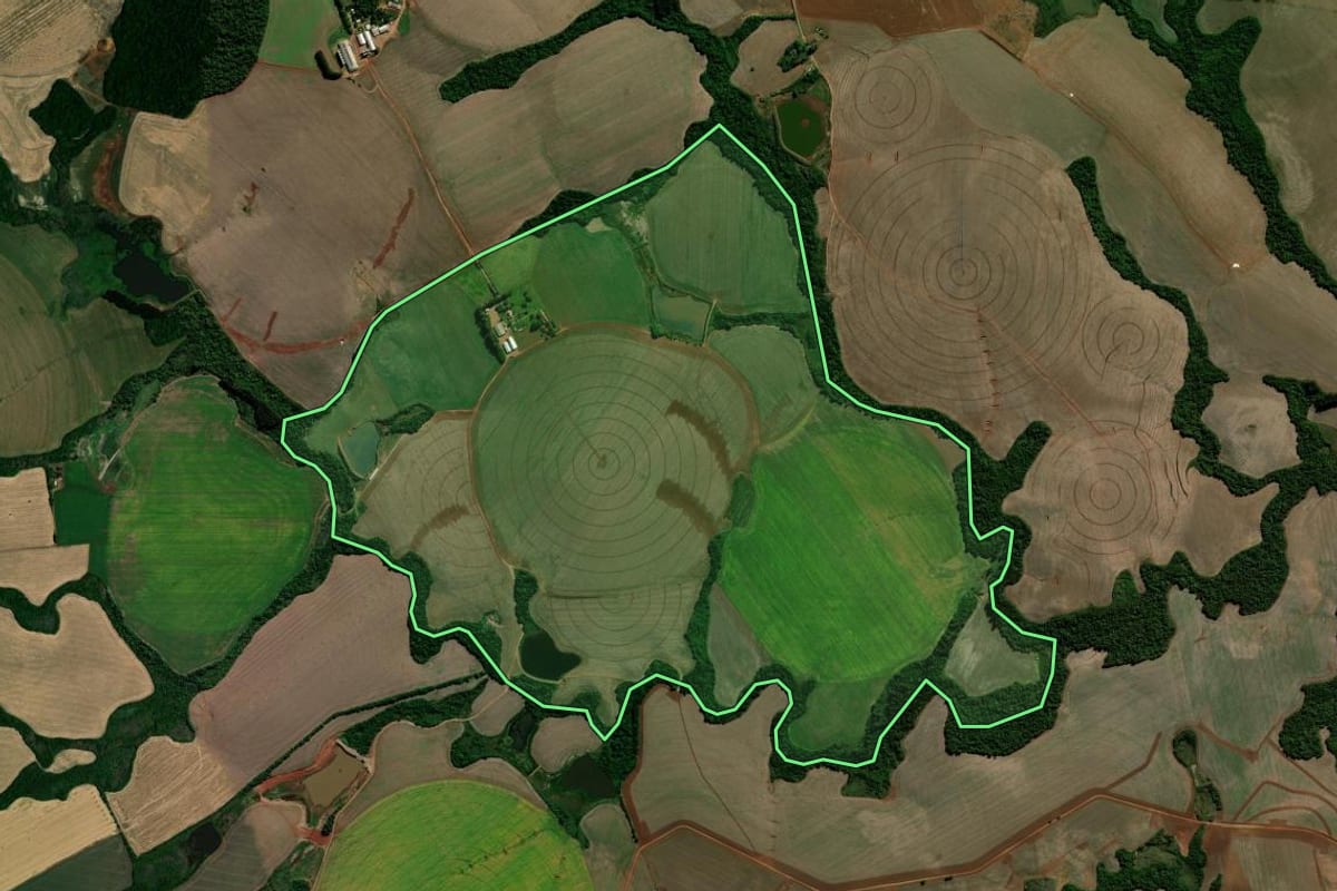Imagem de satélite do imóvel rural em Salto do Jacuí (RS), com o contorno declarado no CAR desenhado por cima.