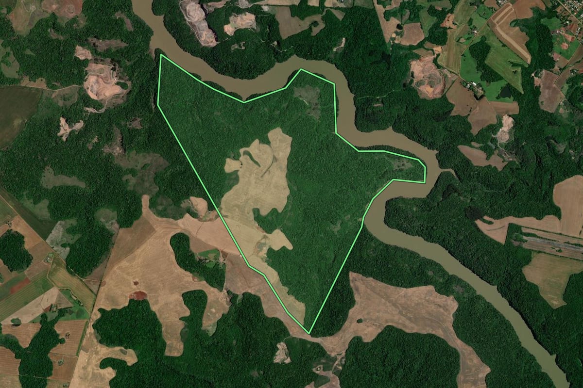 Imagem de satélite do imóvel rural em Salto do Jacuí (RS), com o contorno declarado no CAR desenhado por cima.