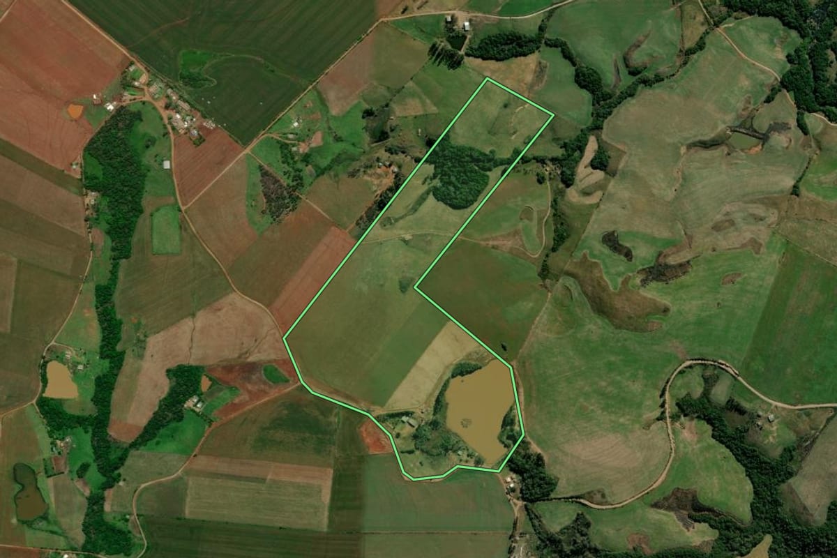 Imagem de satélite do imóvel rural em Salto do Jacuí (RS), com o contorno declarado no CAR desenhado por cima.