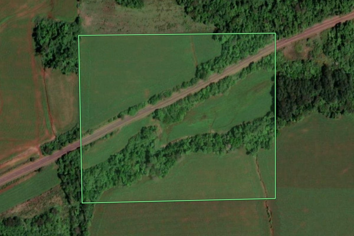 Imagem de satélite do imóvel rural em Salvador das Missões (RS), com o contorno declarado no CAR desenhado por cima.