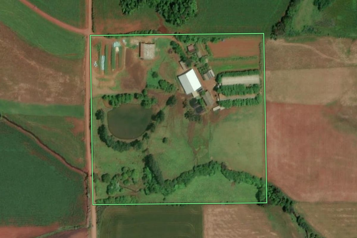 Imagem de satélite do imóvel rural em Salvador das Missões (RS), com o contorno declarado no CAR desenhado por cima.