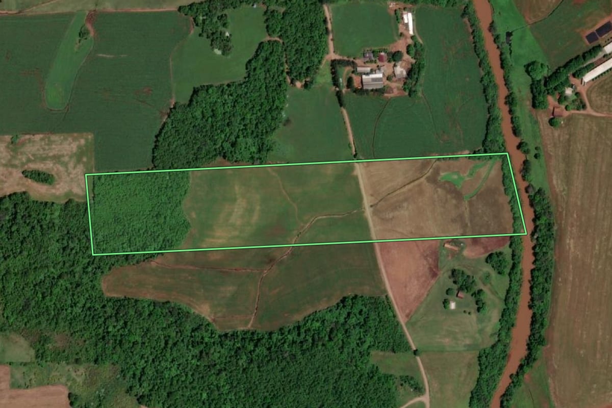 Imagem de satélite do imóvel rural em Salvador das Missões (RS), com o contorno declarado no CAR desenhado por cima.