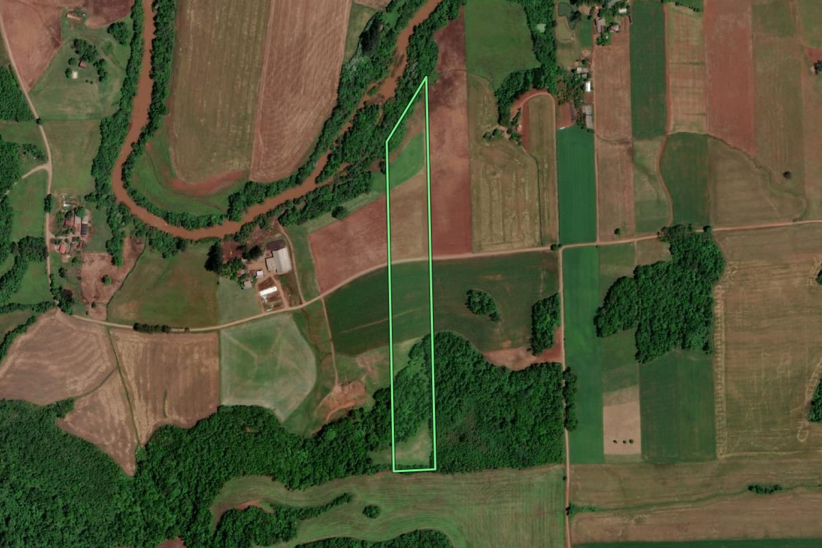 Imagem de satélite do imóvel rural em Salvador das Missões (RS), com o contorno declarado no CAR desenhado por cima.
