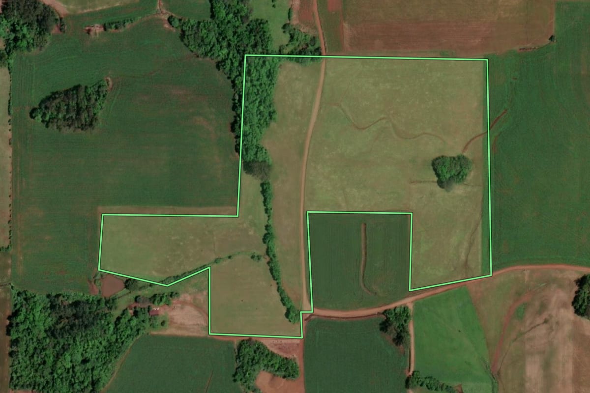 Imagem de satélite do imóvel rural em Salvador das Missões (RS), com o contorno declarado no CAR desenhado por cima.