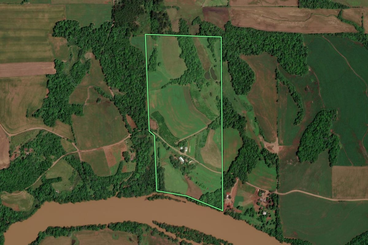 Imagem de satélite do imóvel rural em Salvador das Missões (RS), com o contorno declarado no CAR desenhado por cima.