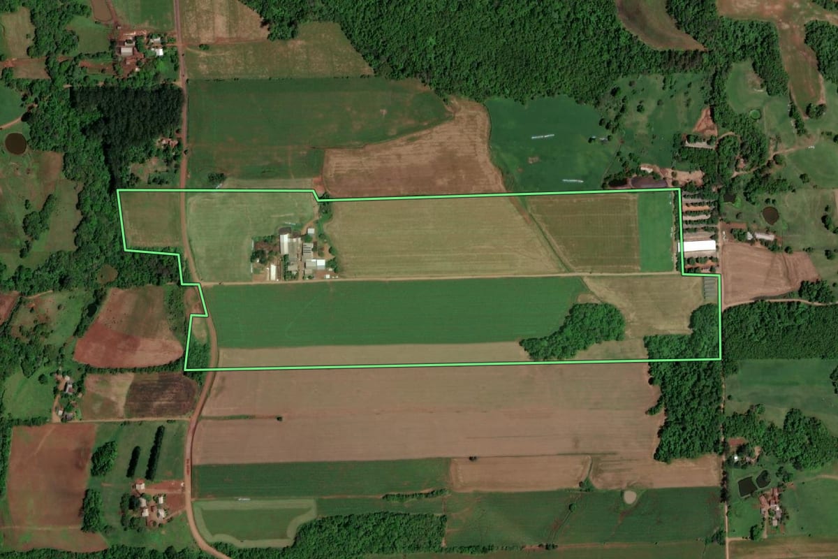 Imagem de satélite do imóvel rural em Salvador das Missões (RS), com o contorno declarado no CAR desenhado por cima.