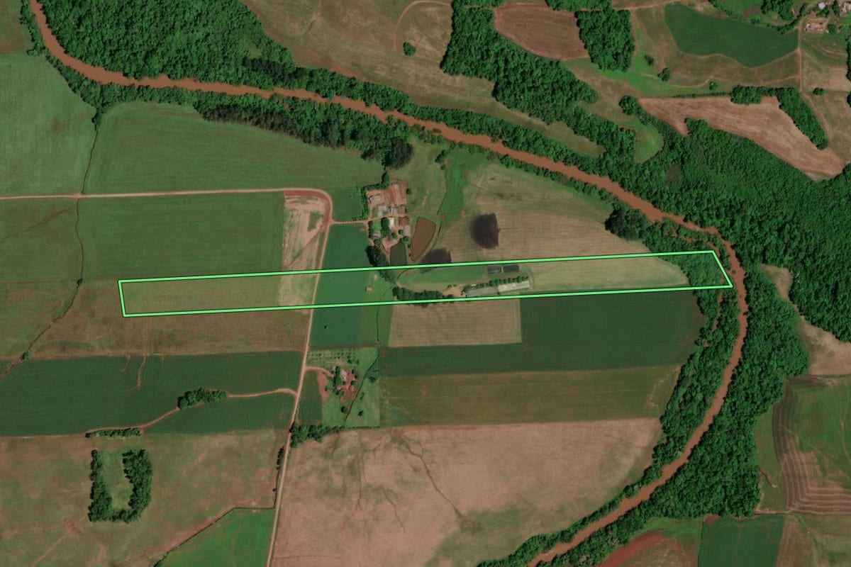 Imagem de satélite do imóvel rural em Salvador das Missões (RS), com o contorno declarado no CAR desenhado por cima.