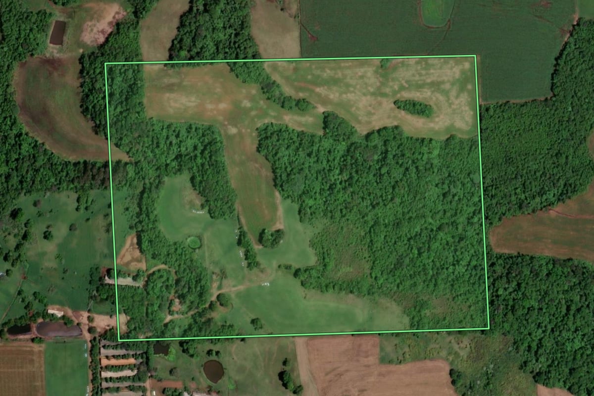 Imagem de satélite do imóvel rural em Salvador das Missões (RS), com o contorno declarado no CAR desenhado por cima.