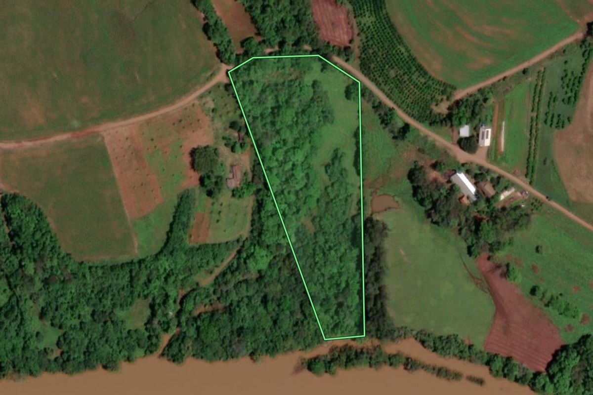 Imagem de satélite do imóvel rural em Salvador das Missões (RS), com o contorno declarado no CAR desenhado por cima.
