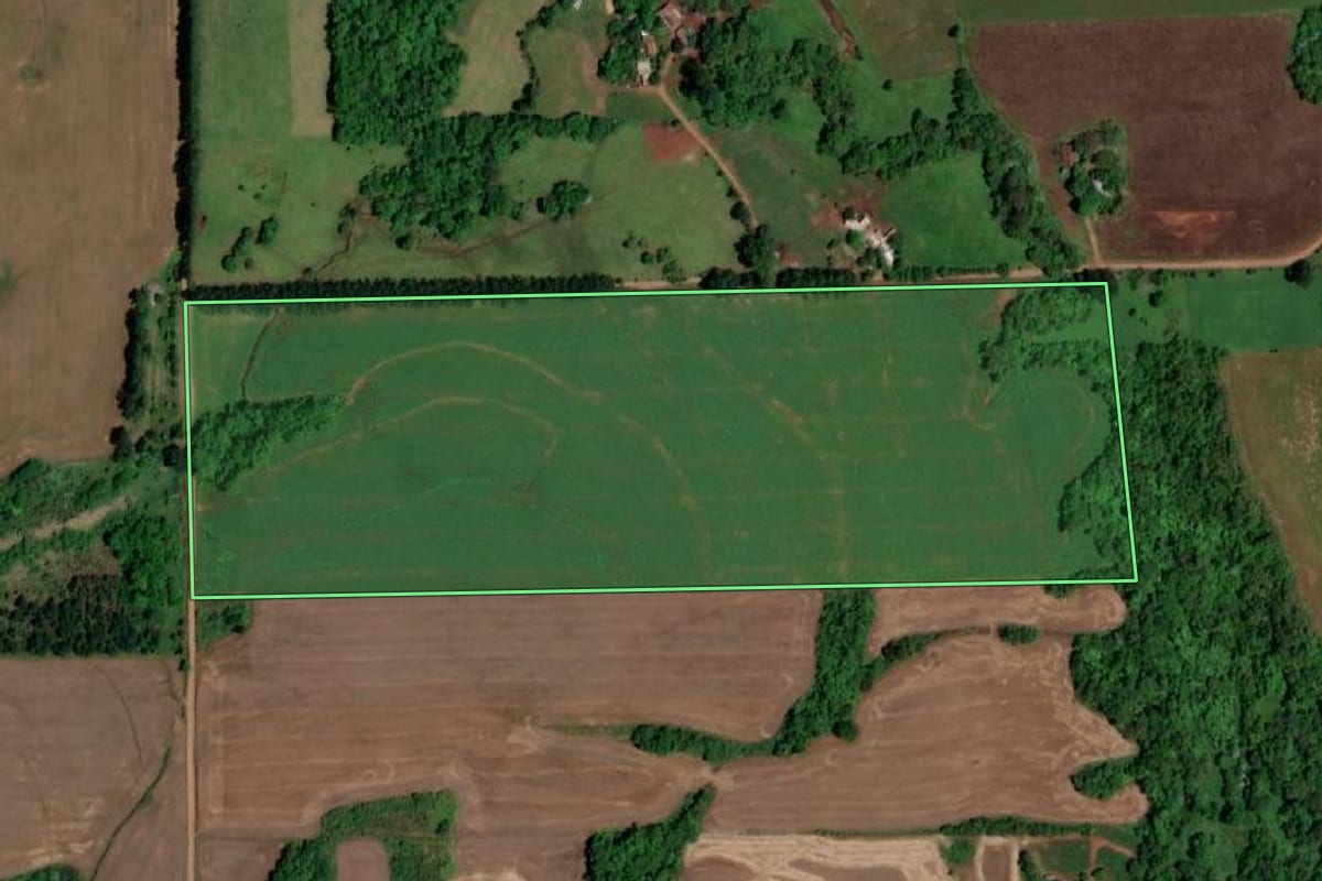 Imagem de satélite do imóvel rural em Salvador das Missões (RS), com o contorno declarado no CAR desenhado por cima.