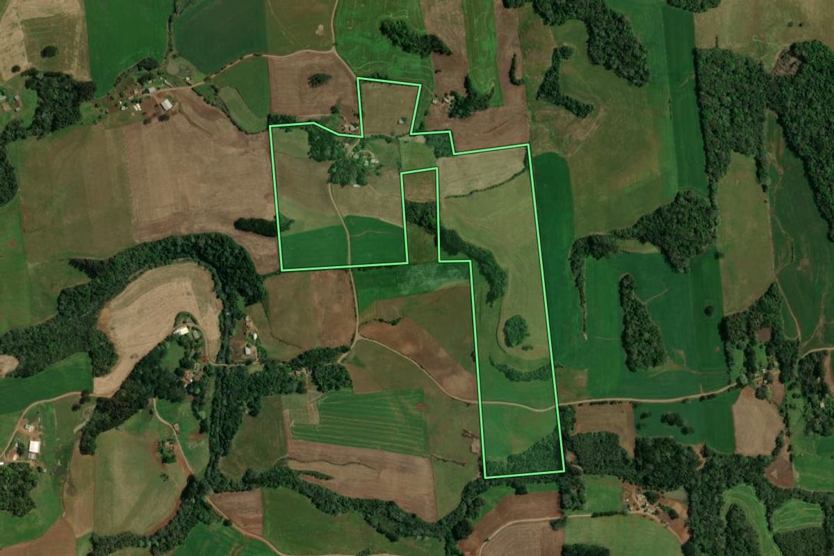 Imagem de satélite do imóvel rural em Sananduva (RS), com o contorno declarado no CAR desenhado por cima.