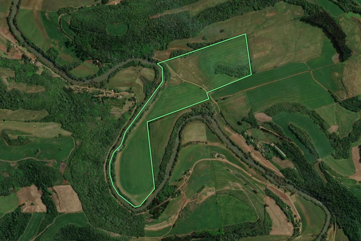 Imagem de satélite do imóvel rural em Sananduva (RS), com o contorno declarado no CAR desenhado por cima.