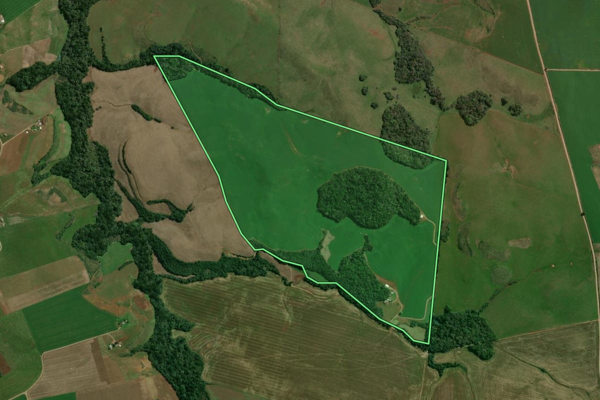 Imagem de satélite do imóvel rural em Sananduva (RS), com o contorno declarado no CAR desenhado por cima.