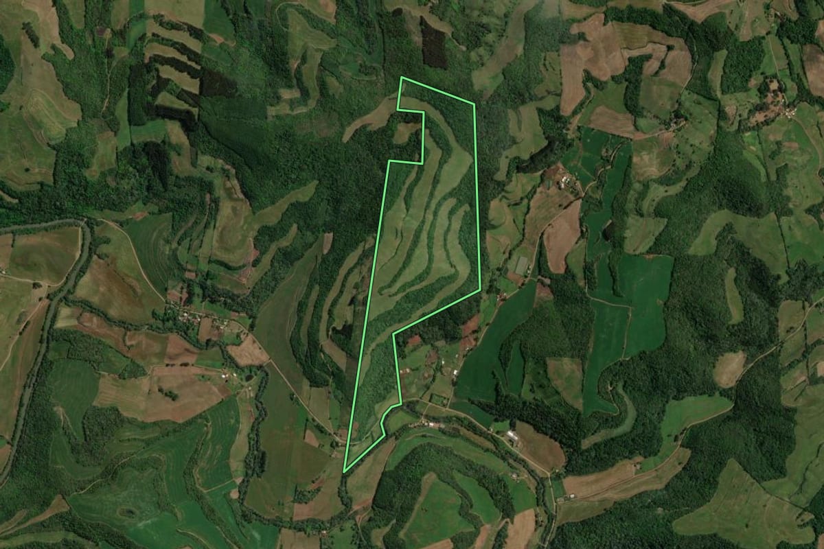 Imagem de satélite do imóvel rural em Sananduva (RS), com o contorno declarado no CAR desenhado por cima.