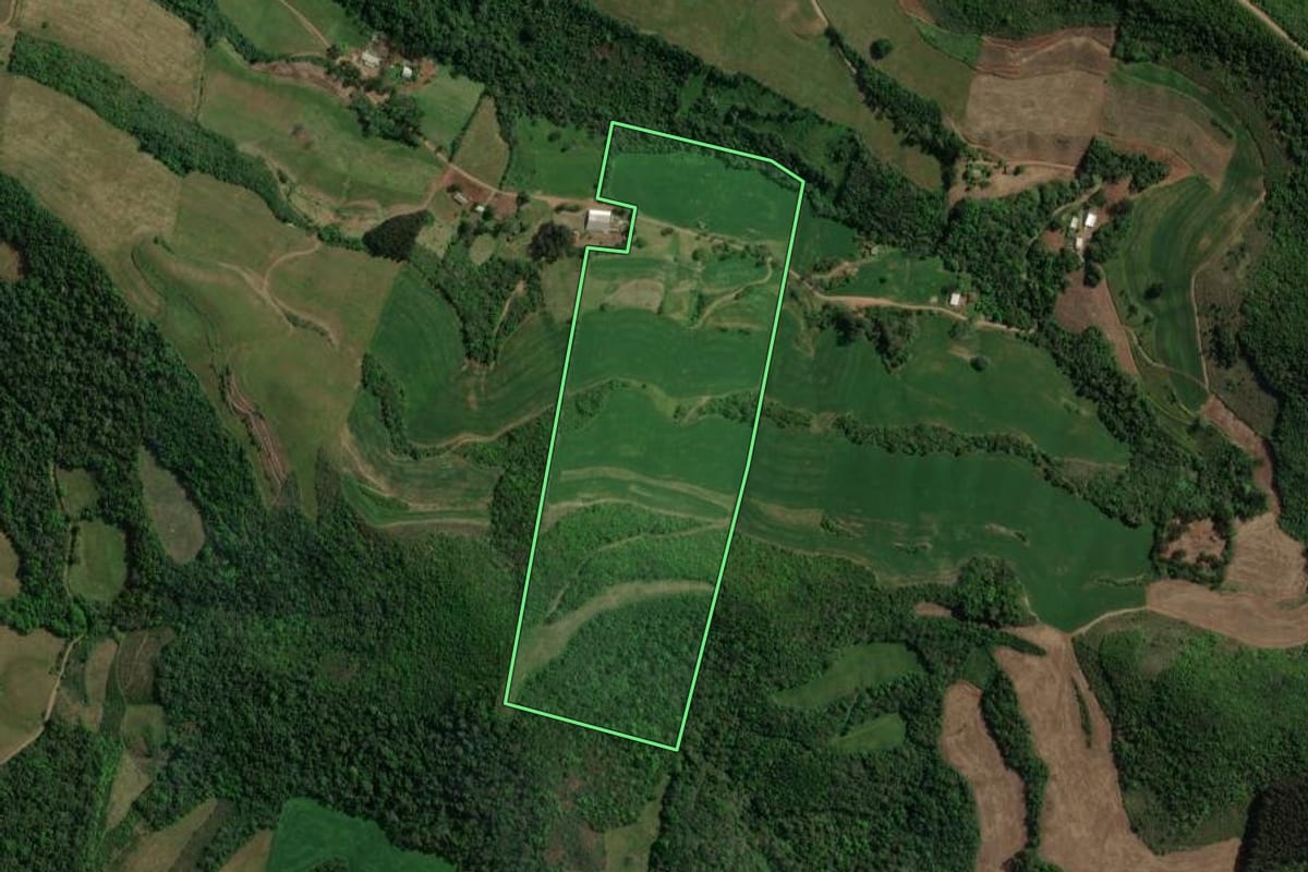 Imagem de satélite do imóvel rural em Sananduva (RS), com o contorno declarado no CAR desenhado por cima.