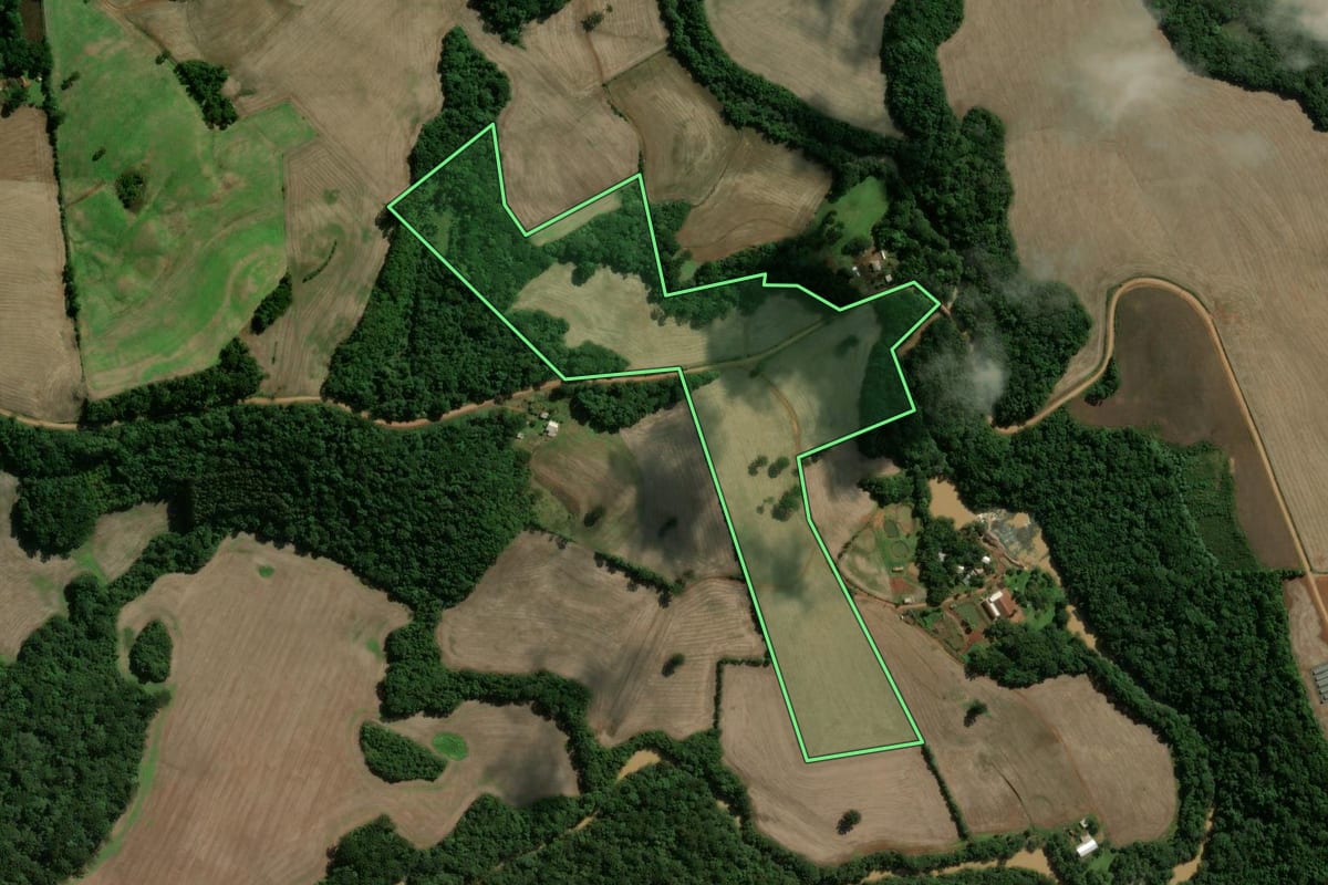 Imagem de satélite do imóvel rural em Sananduva (RS), com o contorno declarado no CAR desenhado por cima.